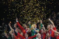 开云体育直播-罗马球员集体庆祝胜利，向球迷表达感谢