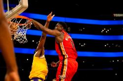 开云足球直播-湖人队进攻火力强劲，大比分获胜