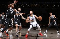 开云体育平台APP-黄蜂翻盘湖人，库里绝境逆转