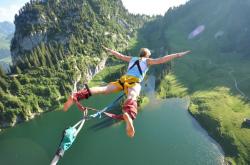 开云官方app入口-爱德华兹数据全面爆发，上海男篮战术完胜雄鹿，展现中国篮球新气象