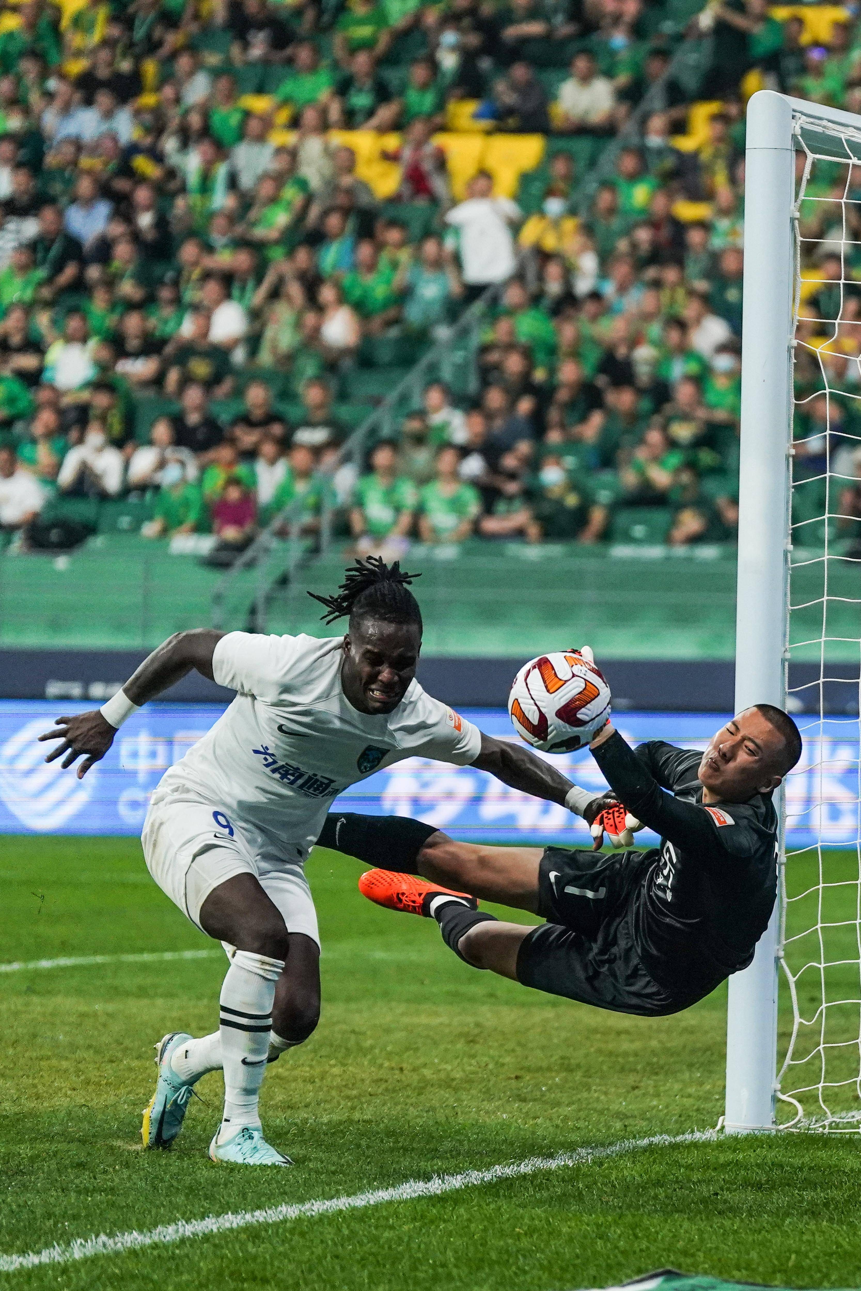 关于守门员出色扑救，球队凭借一线优势晋级的信息