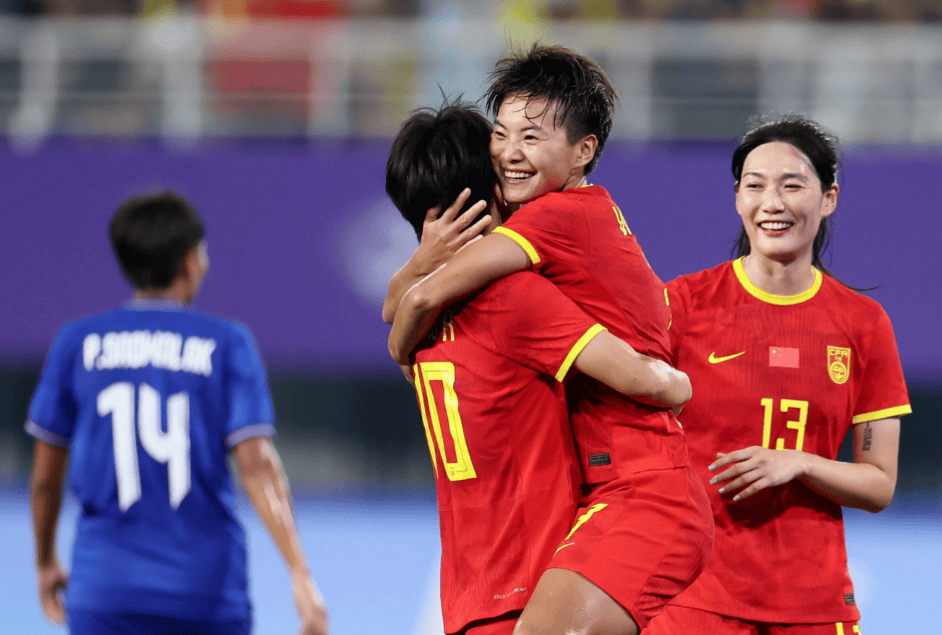 女足比赛成为焦点，观众目不转睛看着的简单介绍