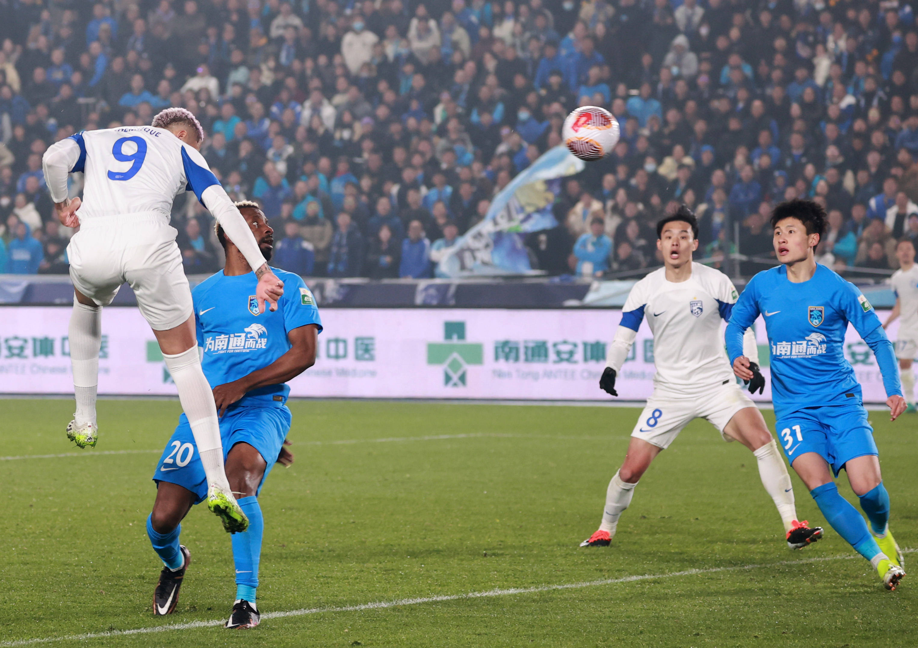 足球赛事精彩非凡，球员全力以赴奋勇争胜