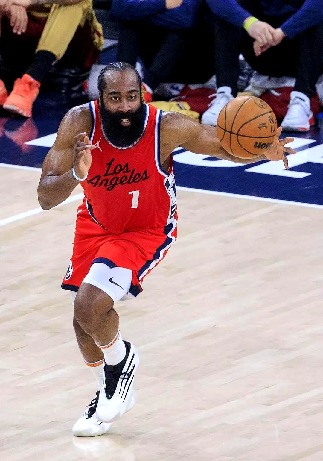 快船新秀突破表现，赢得球迷热烈掌声