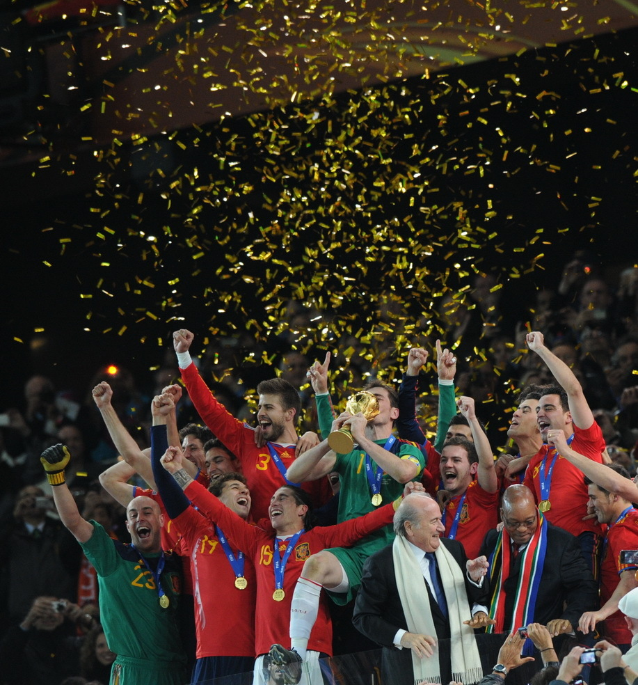 罗马球员集体庆祝胜利，向球迷表达感谢