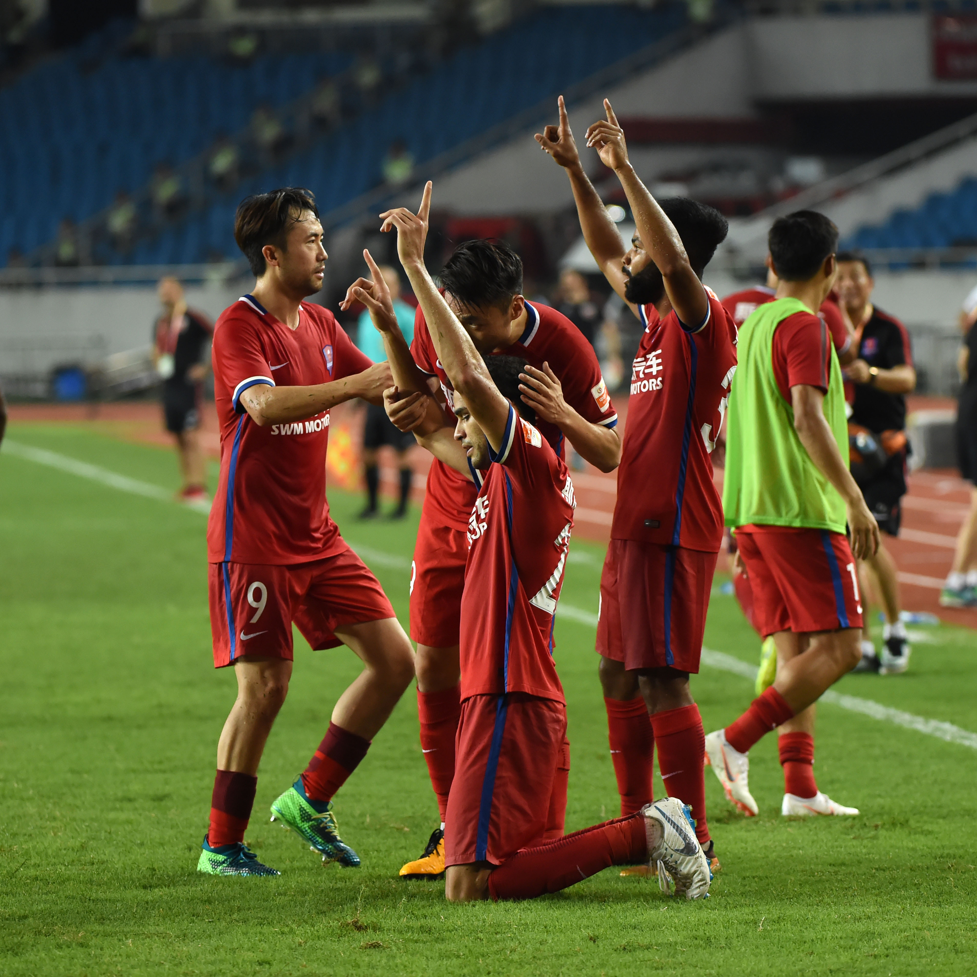 包含重庆斯威不敌广州富力，遭遇两连败的词条