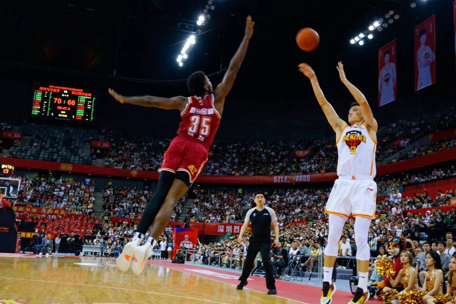 包含篮球明星突破传统战术火爆全场的词条