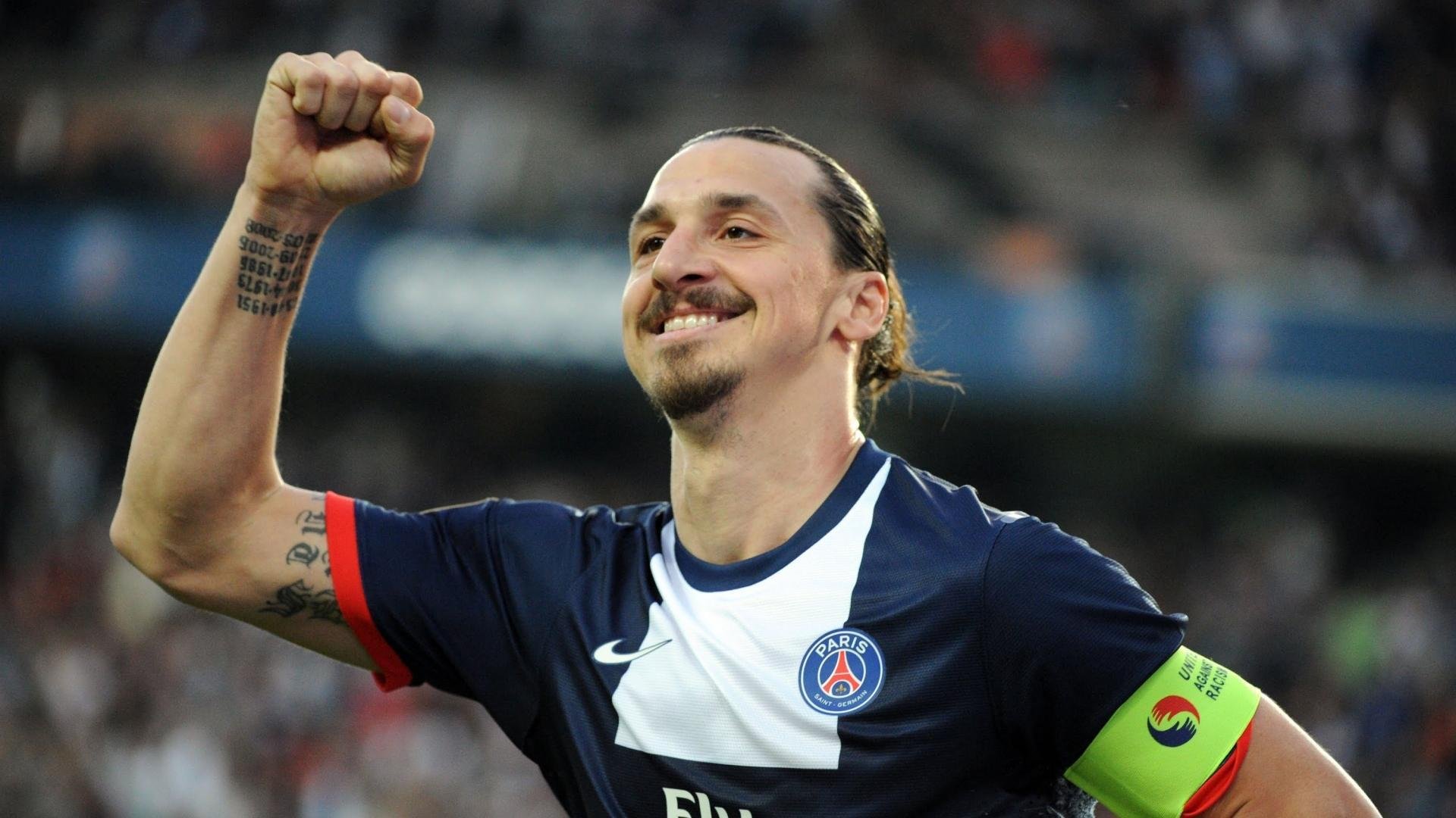 赛道上的红色风暴，塞恩斯领衔红牛车队完胜法拉利